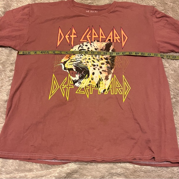 Def Leppard salmon colored leopard print graphic t-shirt unisex - Picture 4 of 6